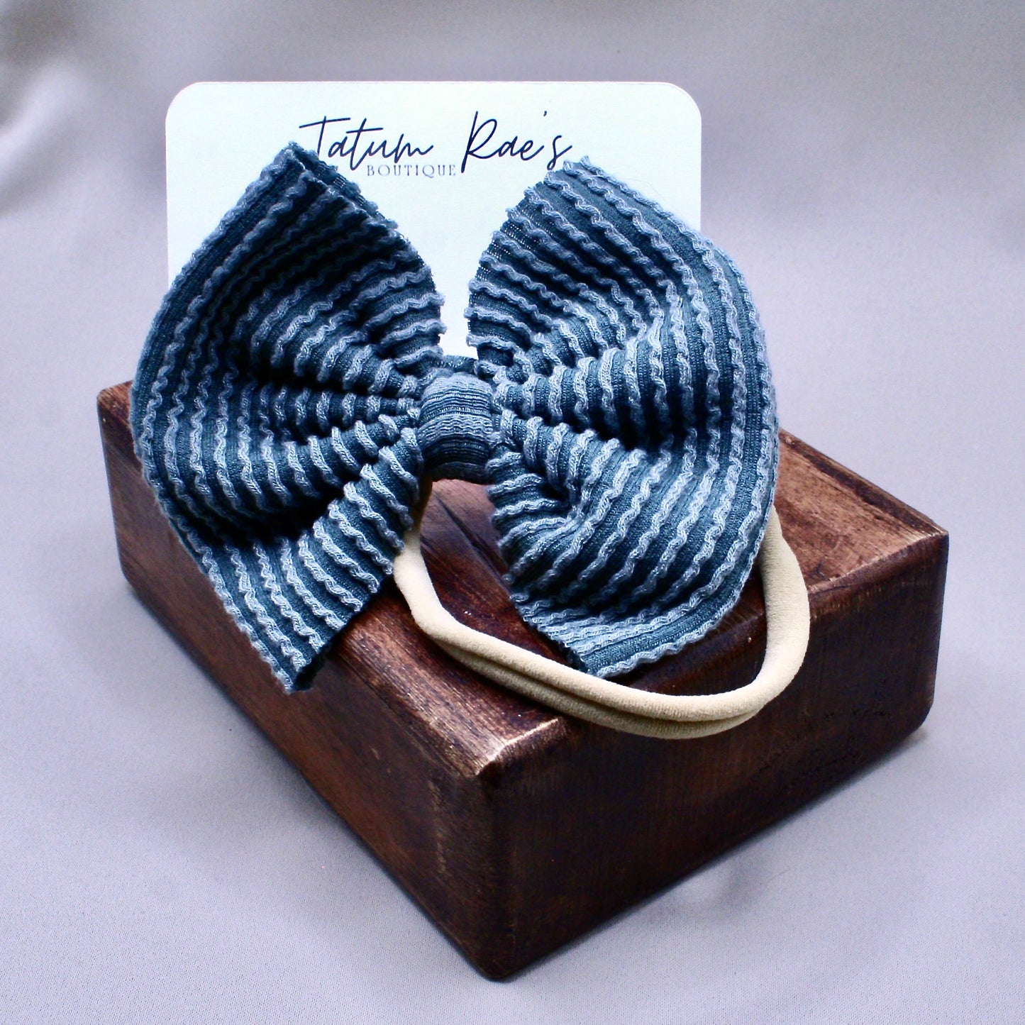 Wonderfully Wavy Hunter Clip Bow